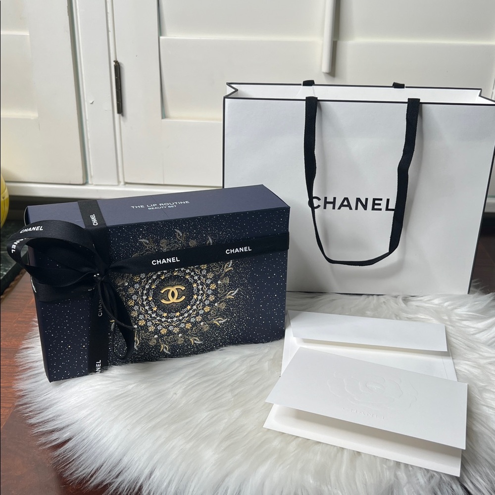 Chanel Limited Set:Serum, Lipstick, Cosmetic Bag, A Card, Ribbons & Shopping Bag - Picture 7 of 17